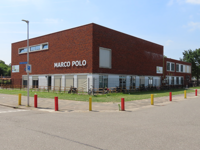 915082 Gezicht op het scholenverzamelgebouw 'Marco Polo' op de hoek van de Marco Pololaan (voorgrond) en de Afrikalaan ...